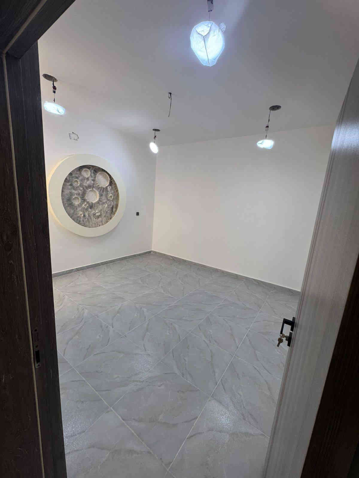 السلام عليكم
بيت للبيع مساحة ٧٥ متر واجهة ٤.٧٠ نزال ١٦ مجمع السلطان الأول يتكون من طابقين ٣ غرف نوم استقبال مطبخ وصحيات ٢ وبيتونه شغل درجة أولى السعر ١١٤ مليون تنازل شركة القلعة البيضاء
للإستفسار *********** يوجد واتساب
