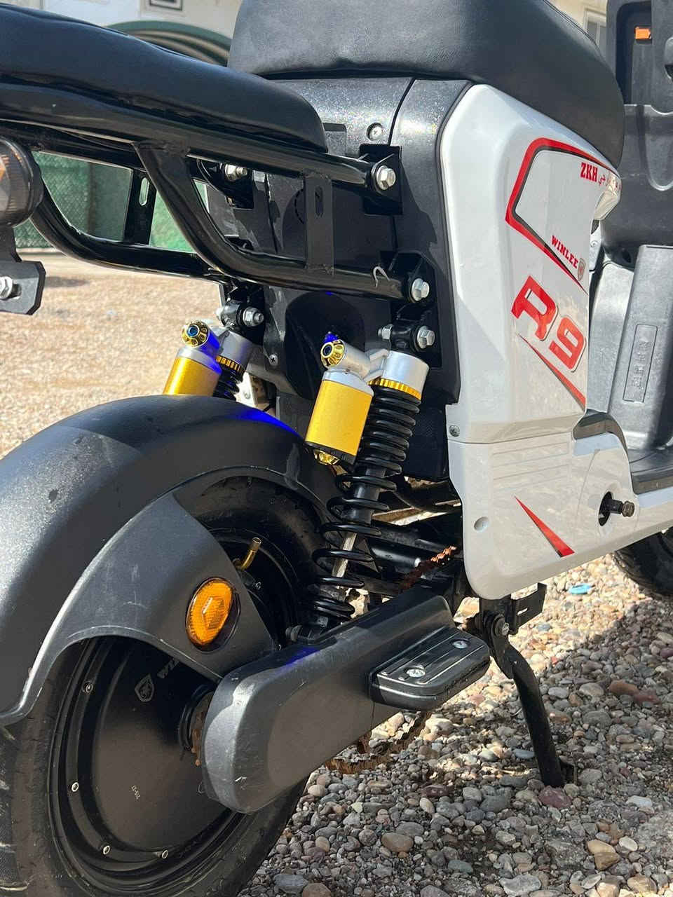 السلام عليكم عندي دراجه شحن R9 للبيع فول مواصفات موديل 2025 مكاني بغداد الدوره حي الصحه دراجه نوع ويلي 

المواصفات:
--بطاريه%100 ما مبدله مختومه ختم ويلي 
--شاشه رقميه مقياس (شحن - سرعه ـ امبير)
-- بيها سماعات نظام بلوتوث صوت عالي 
--ليتات LED قوي جداً 
--تجي بيها سله 
دراجه كامله وجديده مستعمله فقط 3اشهر 
للتواصل على الصفحه او على الرقم ***********
السعر 450 وبيها مجال بسيط
