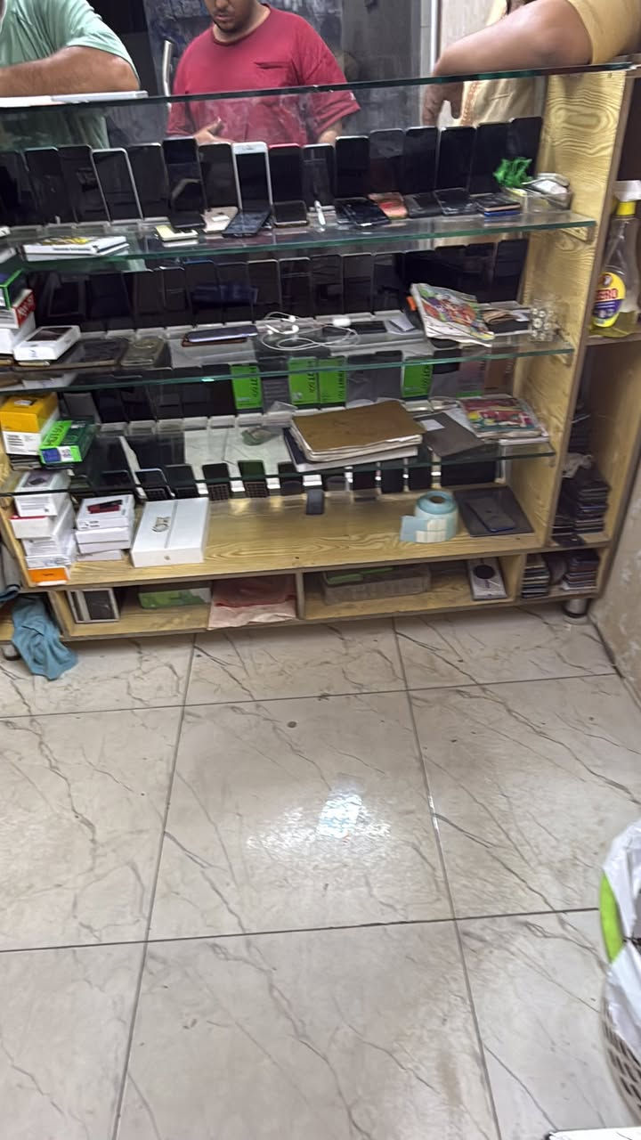 ***********
عليكم فاترينه للبيع متر و80  ب 60
