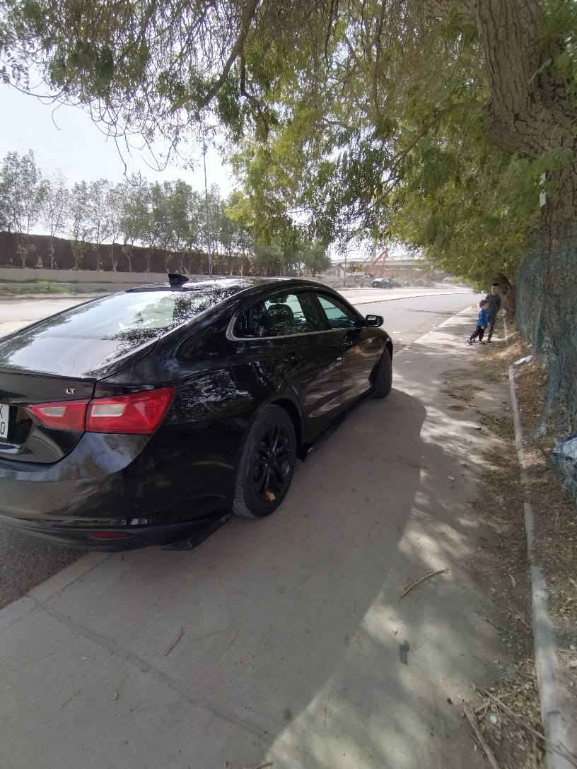 السلام عليكم ورحمة الله وبركاته 
▪️ماليبو 2017 lt للبيع بلاك توب اسود 
▪️مكينة 1500 تيربو 💪4 سلندر 
داخل كله جلد اسود 
▪️بصمة ابواب ، جنطة ، تشغيل 
▪️فول تحكمات ستيرن ودشبول
▪️شاشة لمس كبيرة ايباد
▪️نضام start stop /auto stop
▪️ليد  ✨
▪️تبريد قطعتين 
▪️تدفئة كشنات
▪️تبريد ( ثلج بلادي ١٢٣٤)
▪️شاشة اعطال ⚠️
▪️نضام كار بلي 
سماعات Boozمحطيه 
٩سماعات 
▪️كاميرا دوارة خلفية
اشاير بالمري 
تشغيل عن بعد
▪️حساسات اطارات 
▪️(حجر بيئة مكفول شرط الفحص💯)
▪️وبعد بقية مواصفات lt المعروفه
▪️كراسي كهرباء 
▪️مكان السيارة الاعظميه 
للأستفار الاتصال على الرقم *********** 
السعر  ١٠٥وبيه مجال بسيط للشري 
▪️ حادثه موضح بل الصورة كلش بسيط 
السيارة حادثه باب الخلف السايق فقط
بجم أمامي خلفي سليم 
مكينه مكفوله كير جديد عليه ادامه 
باتري جديد بلكات اي سي دلكو أصلية جديدة
بانزين محسن ودهن أي سي ديلكو من وكالة
السنوية بأسمي تحويل ثاني يوم 
السياره جاهزه وكامله بغداد, العراق
