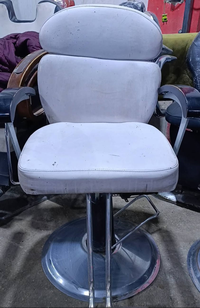 اللهم صل على محمد وآل محمد.  تم توفر وجبه جديده من كراسي صالونات الحلاقه( المستعمل) نظيفات جدا وشغالات كاملات مظبوطات ودوشمه نظيفه وخوات جديد جكات شغاله على الفحص والضمان. مكاني كربلاء. متوفر توصيل المحافظات الوسطى والجنوب. للاستفسار واتس ***********
