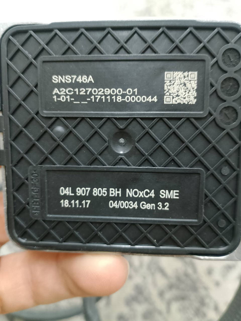 للبيع 
حساس نوز (NOx Sensor) أصلي لمجموعة فولكس واجن
​التفاصيل:
​النوع: حساس نوز (NOx Sensor) مع العقل الخاص به.
​رقم القطعة (Part Number): 04L 907 805 BH.
​الحالة: نظيف جداً (أصلي بلاد).
​السيارات المناسبة: يشد على سيارات (VW, Audi, Skoda, Seat) المحركات الديزل (TDI) موديلات ٢٠١٦ فما فوق.
​الموديلات: (Golf, Passat, Tiguan, Audi A3/A4) وغيرها من فئة يورو 6 (Euro 6).


**إذا كنت صاحب هذا الإعلان وتريد حذفه لأي سبب، رجاءا أرسل رسالة إلى الدعم الفني**