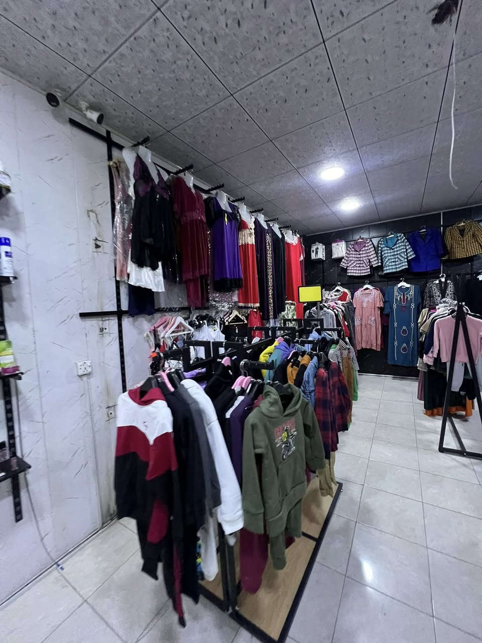 محل كوزمتك ملابس نسائيه وملابس اطفال للبيع شلعه كامله 
للاستفسار ***********
للتوضيح البيع فقط الملابس والكوزمتك
