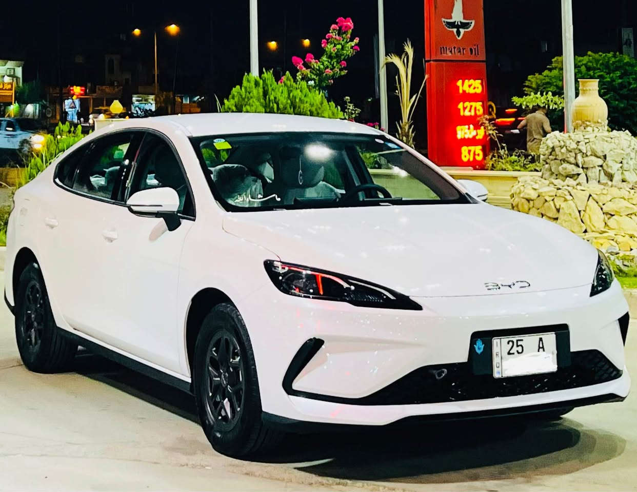 سيل 5  BYD.    
سياره كفاله عامه 
موصفات  
بنزين   + كهرباء 
بل توفيله تمشيك km2.100  
شاشة وسطية مع نضام ذكي اللتحكم  
مقاعد جلد كريمي 
مثبت سرعة 
تشغيل عن بعد 
شاره بل مري  
هزه جديد 
براد جديد  
باقي المواصفات معروفه 
سياره ماشية 18 الف بحلت الوكالة 
تحويل وكالة بل شرط بأسمي السياره  
سعر 130 ورقه  
اتصال ***********. 
وتساب ***********. كركوك, العراق
