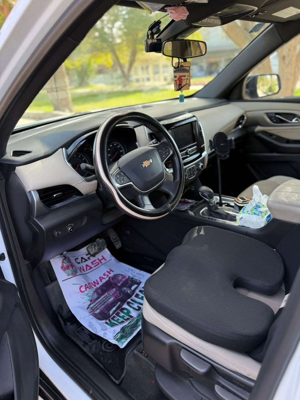 شوفرليت ترافرس 2022 Lsللبيع☑️ 
رقم بغداد  انكليزي☑️ 
6سلندر ☑️
3قطع تبريد مناخ منفصل ☑️
شاشه كامره دواره☑️ 
تحكم ستيرن 4جهات تثبيت سرعه  وتحديد ☑️مسار 
رادار امامي مانع تصادم ☑️
سايد بريك بصمه ☑️
بصمت ابواب وتشغيل بصمه ☑️
حساس ضغط اطار ☑️
لايت زنون  بلاد حاجب نهاري ☑️
7راكب ☑️
تحكم مريا جانبيه كهربائي ☑️
مانع انزلاق☑️ 
شاشه تدعم ال ابل كاربلي☑️
والاندرويد اوتو ☑️
الداخل لونين ☑️
الكشن الصف الثاني متصل ☑️
عداد المسافه 61000 كيلو ☑️
مكفوله من الارباك والغد والشاصي صور المزاد موجوده بالمنشور  كسر شباك امامي فقط 
ولاكن من وصلت تضح بيه 3قطع مبدله من امريكا  بنيد وجملغات 2امامي  سرقه  بدون حادث 
مكان السياره كربلاء  المقدسه 
السياره جدا حلوه وجاهزه ومابيه مصرف دينار 
وللعلم اني المستورد والسياره داخله بسمي  ورقمته وصارله سنتين يمي 
السعر 245$بيه مجال بسيط للشراي 
المداور ثاني يوم  
اي استفسار  تفضل خاص وتدلل 
ارجو من الجميع  الصلاة على محمد وال محمد  للبركه والتوفيق.


**إذا كنت صاحب هذا الإعلان وتريد حذفه لأي سبب، رجاءا أرسل رسالة إلى الدعم الفني**