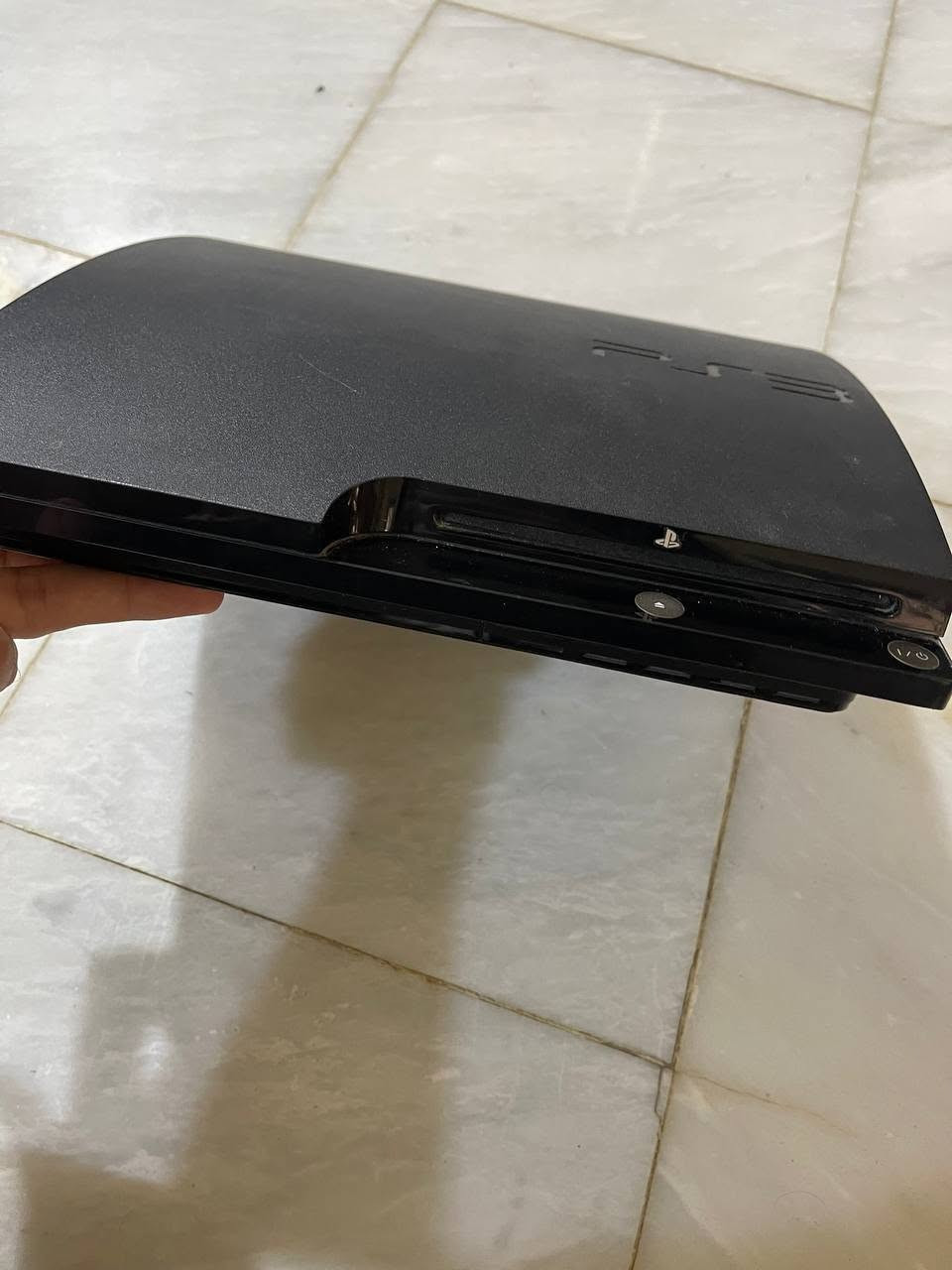 بليستيشن 3 نظييف كلش ويجي داخله هارد بي العاب نظييف وابد ما داخل تصليح
نقص بي فقط جويستكات 2 فقط هذا النقص الي بي غير هذا كامل مع الكارتون 
للاستفسار الاتصال عللى الرقم: ***********
