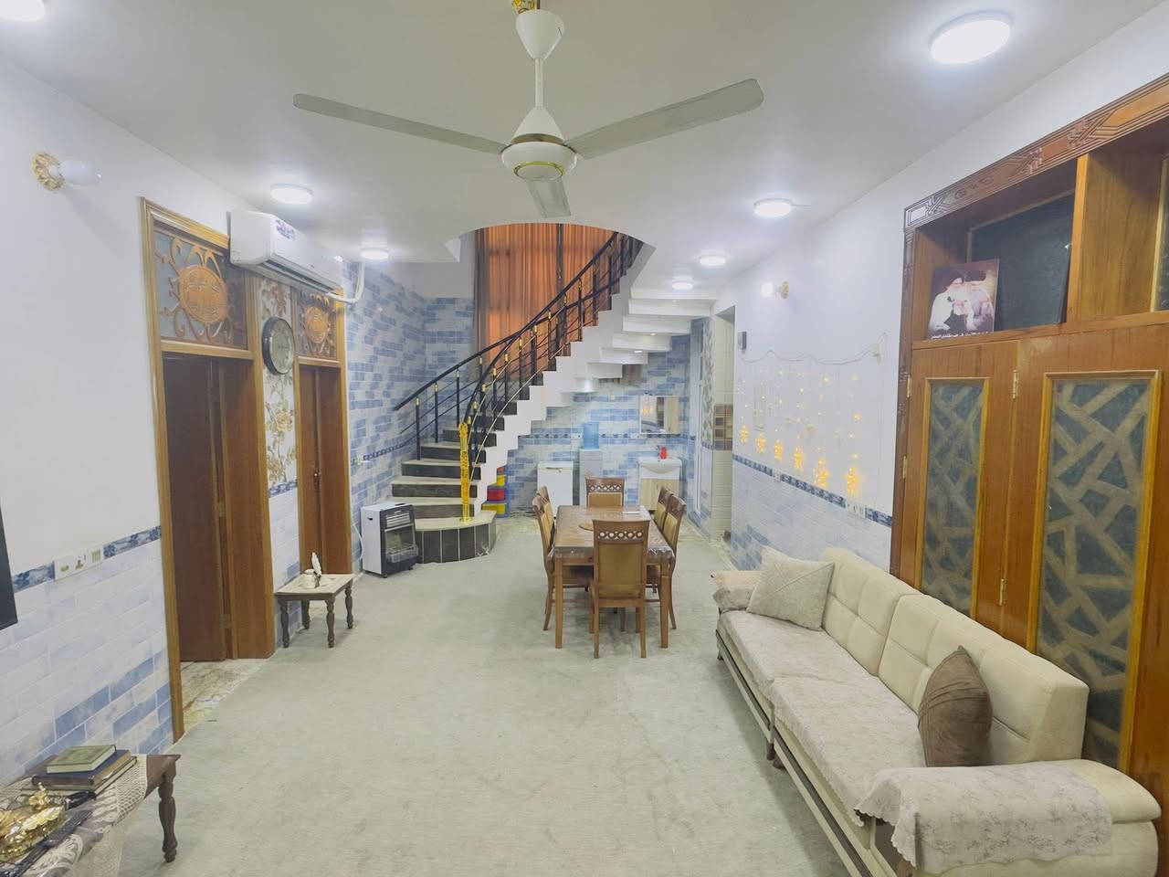 بيت للبيع مساحه ٢٠٠ متر طابو زراعي سند ٢٥ قرار محكمه بناء حديث عل حولي
مقابيل نزلت حي الضباط بيت ركن موقع حلو قريب للشارع العام 

متوفر خدمات  طابق واحد 

يحتوي على غرفتين منام وصاله على طول البيت واستقبال ومطبخ وصحيات داخلي وخارجي وكراج لسياره وسطحين وممر خلف البيت على طوله

وصاله فوك على عرض البيت تصلح غرفه 

كربلاء طويريج الحولي

*********** واتساب واتصال
