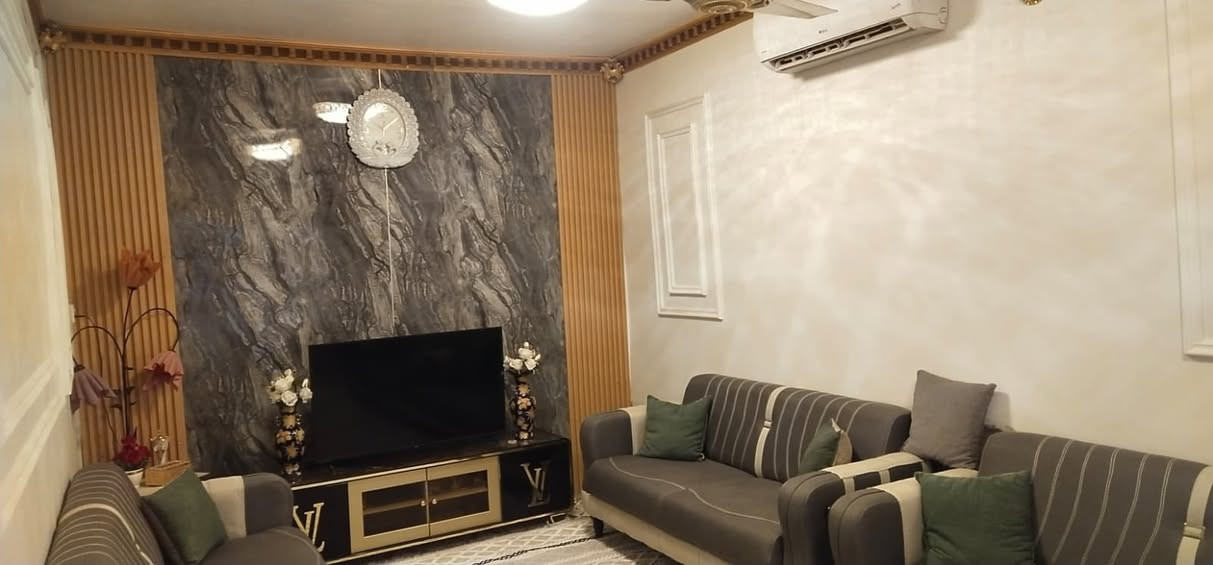 يت طابو في حي الصدرين الثانيه قرب سكلة بيت جليبه ابو ستار مقابيل بيت كريم المحامي مساحة البيت 150 م مشيد من الطابوق ومسقف كونكريت بيت قديم بس بحالة جيده يتكون من غرفتين وصاله ومطبخ واستقبال وصحيات خارجيه السعر 95 مليون للاستفسار اكثر اتصال ***********
