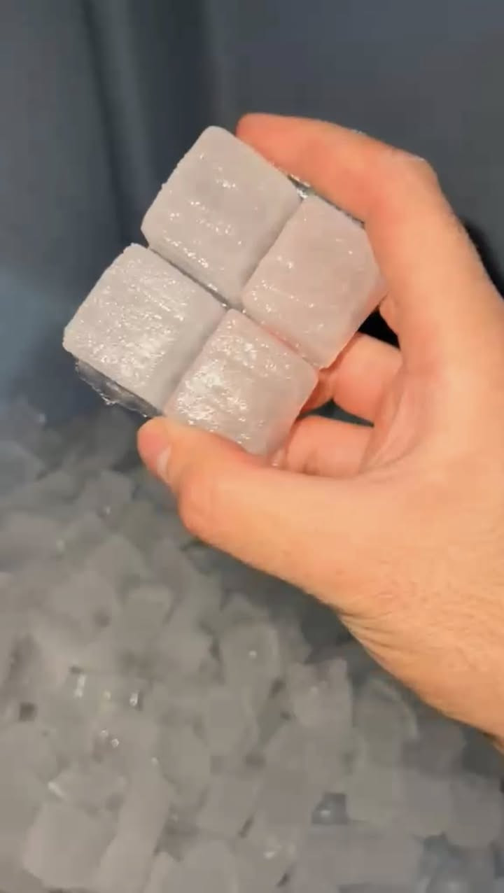 ايس ميكر ثلج 🧊 بلوري مانتورك طن و700 كيلو باليوم حقيقي 1700kg صناعة امركيا USA 🇺🇸  معروفه وغنيه عن التعريف ثلجاية خشنة🧊 حجم 30 كلها ع بلاد برغي ممفتوح بيها تجيك دبل كمبريسر ودبل خارجية يعني تنصب المكينة داخل الغرفة بدون حرارة خارجيات عدد 2 خارج الغرفة وتجي 4 قوالب وتكدر تشغل 2 وتطفي 2 سحبها للتيار 12 استقرار للخارجية الوحده بسعر كلش مناسب واخو البلاش للاستفسار مراسلة الصفحة او الاتصال + واتساب ***********
