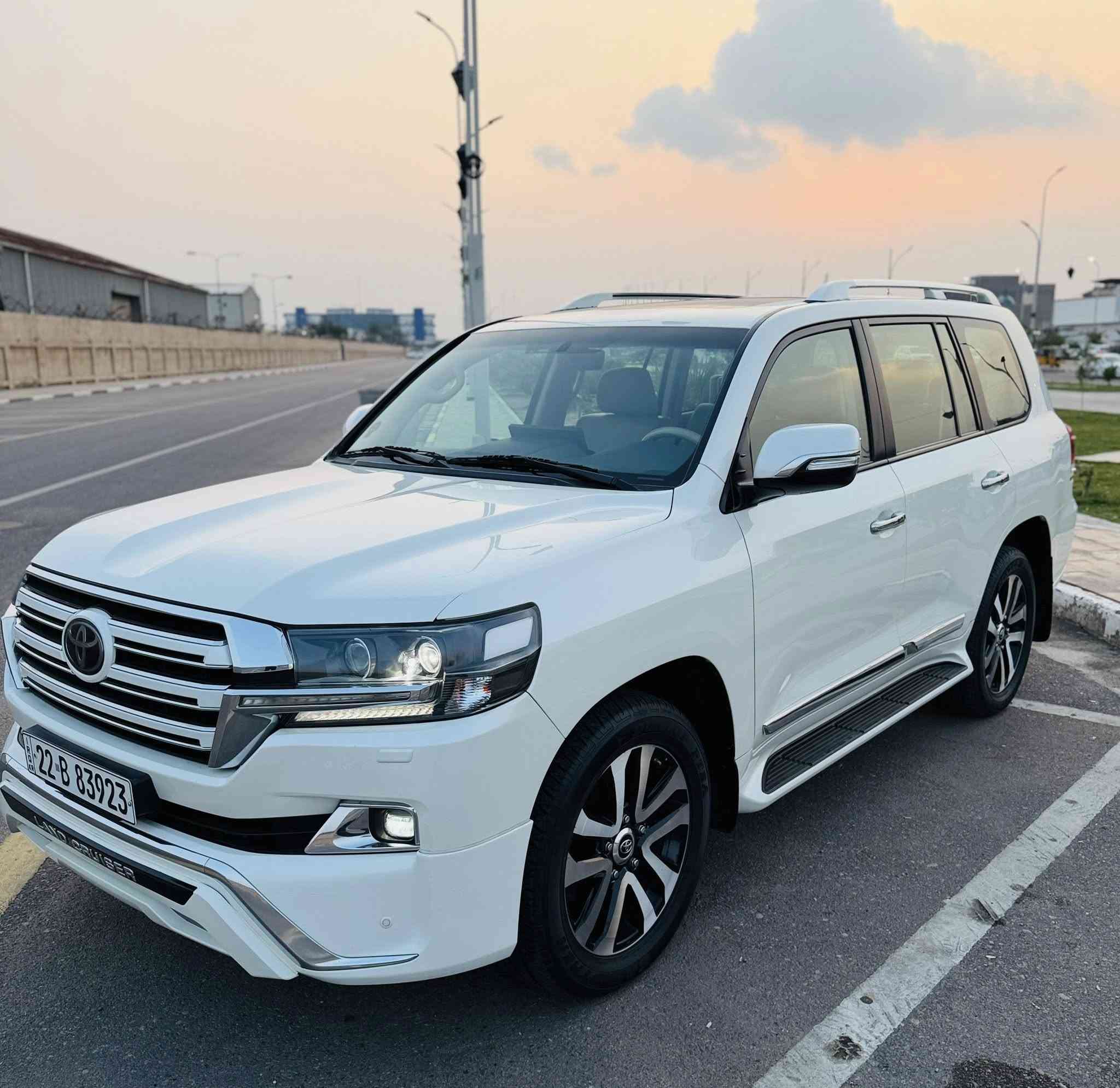 لاندكروز 2018  gxr
رقم أربيل ماشيه 120. الف 
محرك 8 سلندر  
مكفول عدا بارد 1
نضيفه جدا  وبدون اي نقص
محرك كير ككهربائيات مكفوله
تشغيل عن بعد 8 ايرباك كشن 3 دكم فتحه سقف السعر475 بيه مجال 
لاستفسار ***********
مكانها بصره
