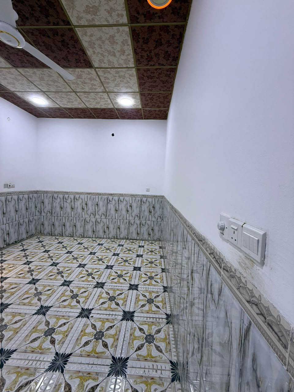 #اسعد_الله_اوقاتكم_بكل_خير

هذا البيت لايفوتك سعر مناسب جداً
😍

#جنس_العقار :: ملك صرف زراعي عراقي نموذج 25

المكاتبة مع صاحب الأرض مباشر 

……………***********

#المساحة :: 380 متر  

#الخدمات :: ماء كهرباء شارع 10م تبليط  أنارة 

#موقع_خدمي 

العنوان :: البصرة - إبي الخصيب  شارع ابو كوصره 
يبعد عن شارع 50 متر 

حديقة واسعة . مرتبه 

مدخل أستقبال . مدخل للمطبخ  

. موزع غرف. يحتوي البيت علا 
غرف منام  عدد 3
 
كراج سياره جبير يسع ثلاث سيارات 

صحيات داخلية  وصحيان خارجيه . صالة معزولة عن موزع 

…………..

البناء كله شغل درجه أولى .

………….

#السعر_المطلوب ::160 مليون وبي مجال 

…………
#لاستفسار الاتصال على الهاتف *********** البصرة, العراق
