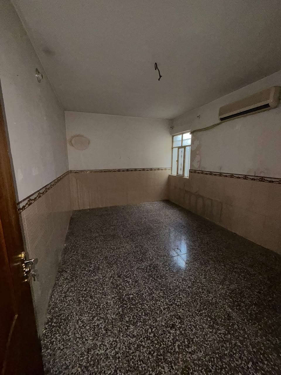 شقه للاجار الشعب شارع عدن قرب مطعم حجي عادل

غرفتين نوم مع صاله وخدمات مع مطبخ معزول 

الشقه طابق ثاني ٣٥٠ السعر 

معروضه بمكتب الكناني ***********
