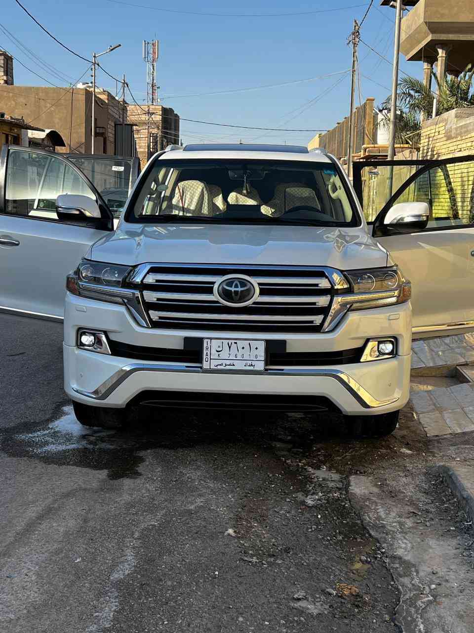 لاندكروز وايت ادشن 2018 8 سلندر مكينه 4600 كفاله ما عدا بارد قليل بصندوك ومكان البارد مصبوغ وسياره كلش جديده ما متعوبه سياره مالت واحد جناي.   مكان سياره بصره.***********
