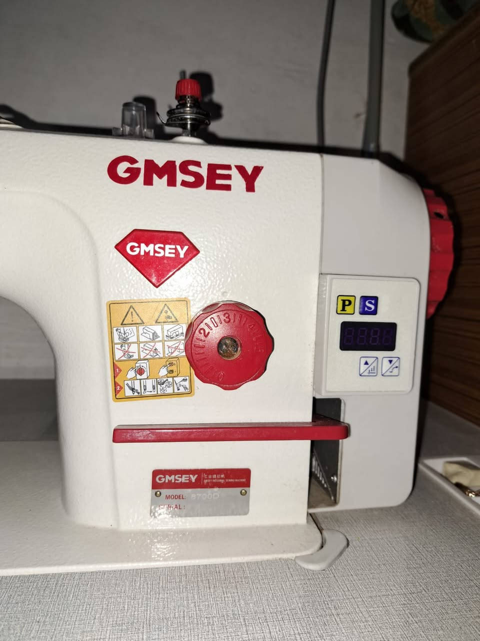 السلام عليكم مكينة خياطة جمسي صيني جديدة استخدام بيت شهر واحد بعدها بضمانها السعر 250 العنوان النجف الولاية للاتصال  ***********
