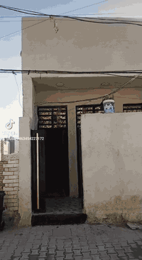 بيت المساحه 75 طابق ونص بناء حديث يحتوي صحيات واستقبال ومطبخ وحمام وغرفه نوم ومنور الطابق الثاني غرفه نوم وبيتونه عوزه الطابق الاول بس كاشي والفوق مزفت بدون شتايغر البيت رافت بناءه 2024 بيع مستعجل ***********الاستفسار على الرقم العنوان الشعله الدوانم شارع ابو دراج والشارع الثاني شارع ابو موسى
