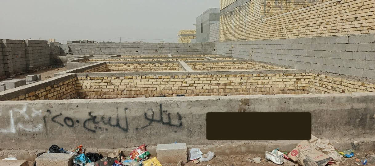 السلام عليكم
بتلو المساحه 250 
3غرف 
وصاله 
واستقبال 
وحمامات داخليه وخارجيه 
الموقع: 
نهاية شارع صنعاء بلزراعي 
قرب ال جوده 
السعر 21وبي مجال 
رقم الهاتف: 
***********
