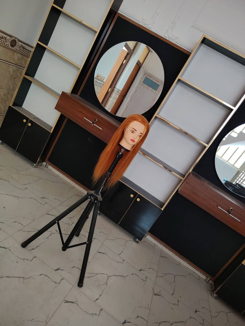 السلام عليكم ديكور صالون حلاقه للبيع ***********
