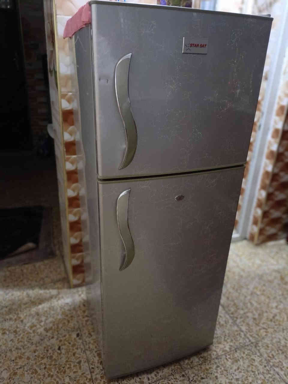 السلام عليكم ثلاجه كوريه للبيع بعدهي بلجيش شرط تجمد ثلج ⛄تجي تفحصها وتكلبها يله تاخذها الاصليه هاي مو التقليد الباب الاول *********** المكان بغداد المحموديه!!!
