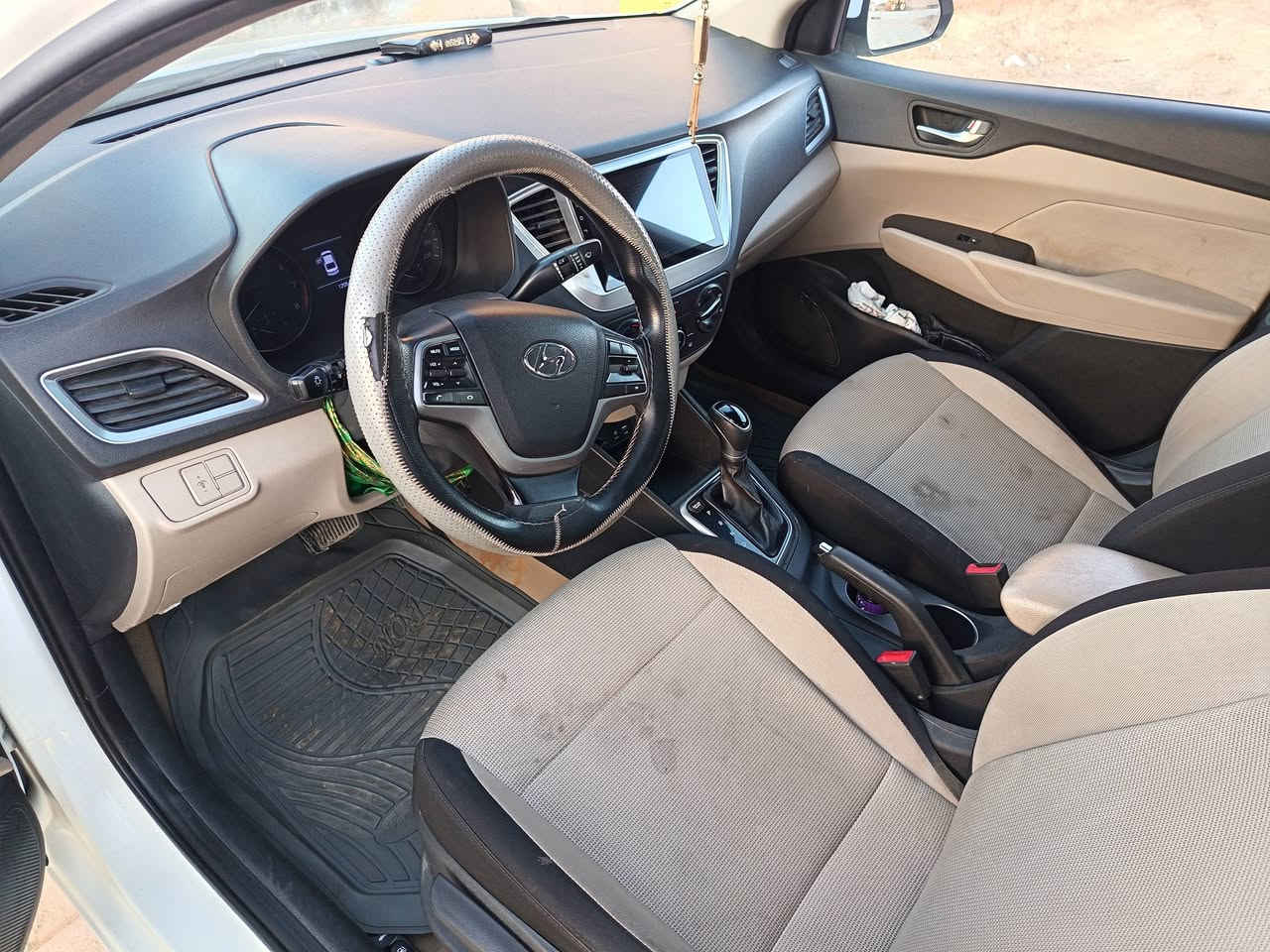 السلام عليكم
سياره اكسنت ٢٠١٩ محرك ١٦٠٠ خليجي سياره نضيفه مال بيت تدفئه تبريد شغالات تخم تايرات اشاير بلمري بيهه بارد شبر بلبنيد وجاملغ جهه السايق صغير قطره صبغ مابيهه ماشيه ١٢٥ السعر ١٢٤ وبيهه مجال
الاتصال علرقم ***********
