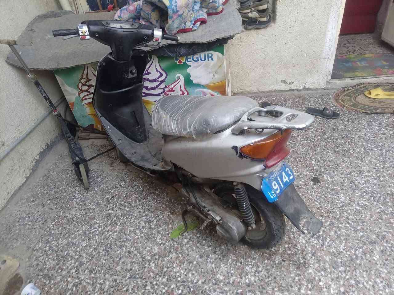 دراجه 60 كوم حديد شغاله بيها تبخير من تمشي بل بدايه سحب خفيف 
بعدين تمشي سلف شغال يرادله باتري اشاير بس لوره هورن شغال تمشي مابيها شي سعر 125 حي تراث


**إذا كنت صاحب هذا الإعلان وتريد حذفه لأي سبب، رجاءا أرسل رسالة إلى الدعم الفني**