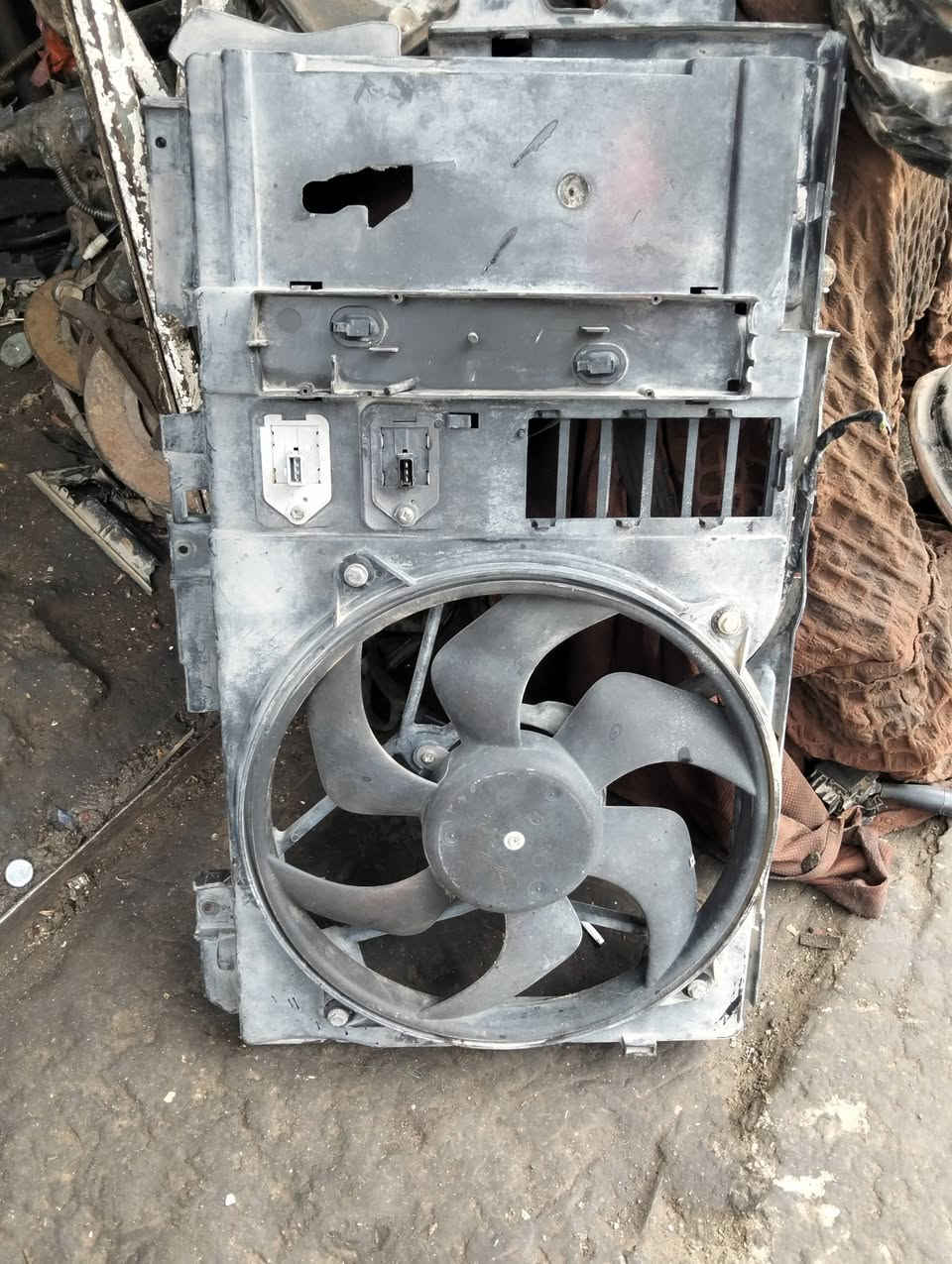 السلام عليكم يتوفر غراض 406 عنوان بغداد للتصال *********** السعر عليه خاص او اتصل وتدلل
