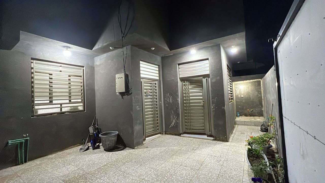 امتلك دار سكني #مع_الكفيل  ب 50 مليون نقد والباقي اقصاد شهريه 540 الف للمصرف العقاري
للبيع دار 200 متر في مجمع الرحمن السكني في حي الزهور بحتوي علئ غرفتين ومطبخ وصحيات داخليه وخارجيه وبراني  البيت كامل من كافه النواحي شارع 15متر كهربا ماء مجاري ارصفه كامله وقيد التبليط مطلوب دفعه نقدا 50 مليون #مع_الكفيل ويداور البيت باسمك والباقي اقصاد شهريه 548 الف 
السعر الكلي 150 مليون مع الكفيل 
للمصرف 100 باقصاد شهرية 548
للبائع نقد 50 مليون مع الكفيل
الاستفسار اكثر مراسلتي خاص 
او الوات ساب علئ الرقم  ***********

