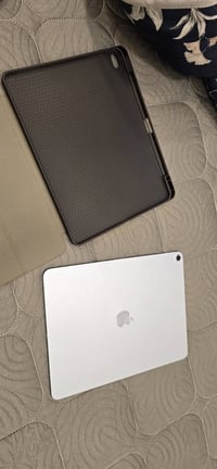 ايباد 13 air معالج M4 ذاكره 256 اشتريته قبل كم يوم واريد ابيعه سعره مل...