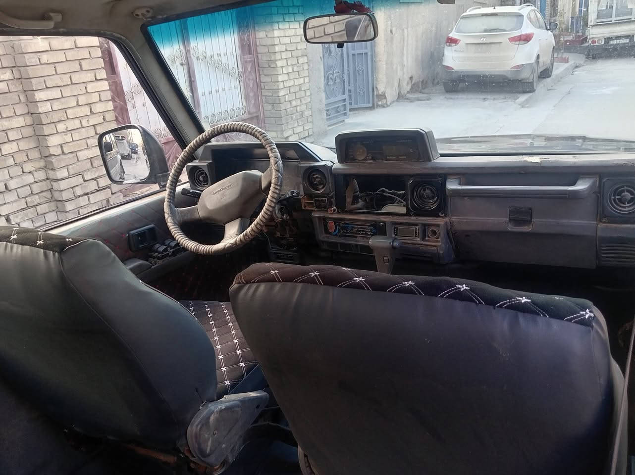 سلام عليكم لاندكروز برادو
موديل ٩٦ رقم بغداد انكليزي
مكينه ففتي ثنين ونص
صدرها نص ونص
كهربايتها شغاله
سياره مصبوغه الجماليه 
دوشمه جديده
العنوان بغداد مدينة الصدر الاورفلي
السعر ٥٥ وبيها مجال شي بسيط
رقم الهاتف ***********
