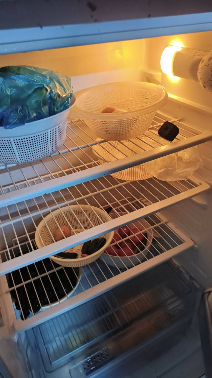 غراض بيت كامل طباخ ثلاجه غرفه نوم مبرده حجم ثنين ونص جنرال  ثلاجه شركة بيكو ماداخله تصليح كاونتر 3قطع تخت اطفال نضيف لحد عمر 3سنين مكان اربيل روشمبيري ***********
