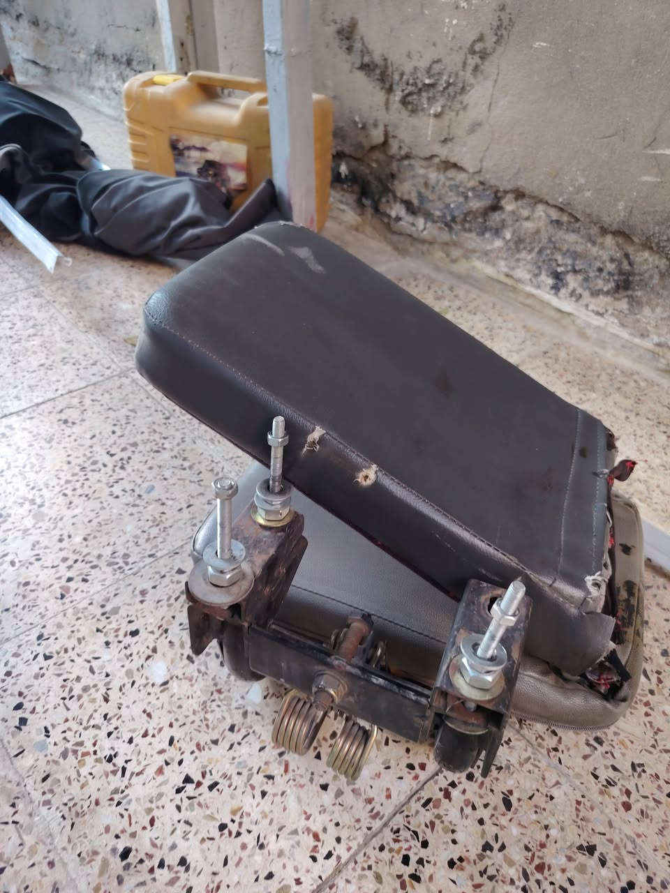 كشن ثابت مال نيسان نضافه ١٠٠٪ اخو الجديد سعره ١٢٥ 
وكلابيات ٢ سعرهن ٢٠٠
بردات وسجج مال كوستر مكصوصات على الجنبي والهايسا لون اسود خامتهن ثخينه سعرهن ويا السجج ب ٨٥
مكانهن بغداد الامين الثانيه
***********
