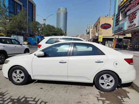 السلام عليكم سيراتو 2011 خليجي بدون قطرة صبغ بيها طخه بالباب و بالبنيد بالخافة مبينه بالصور بسمي 
ماشية 180 الف حقيقي السيارة ع ايدي ميكانيك تبريد تدفئة كاملة السيارة ما شاء الله مكاني الحارثية 
*********** متواجد واتس اب السعر 108 بغداد
