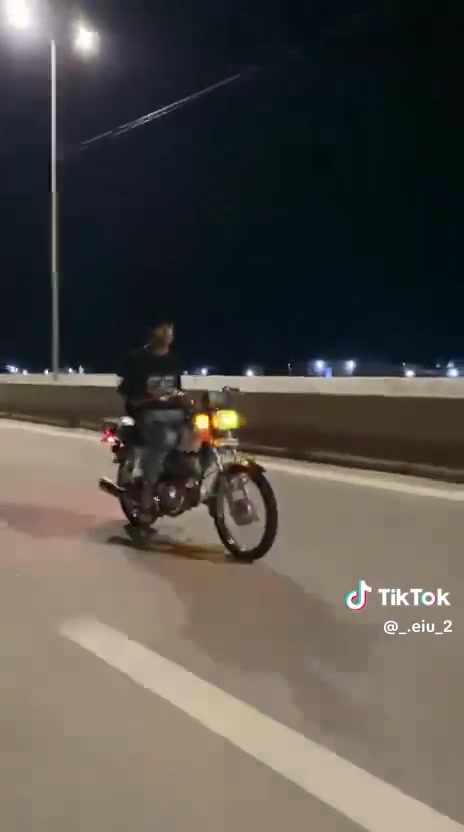 سلام عليكم دراجه نامه شلامجه مديل ٢٢ الدراجه خير من الله محرك ما مفتوح بس تفيلس الدراجه كلك الشراي ينتصل *********** المكان الوركاء
