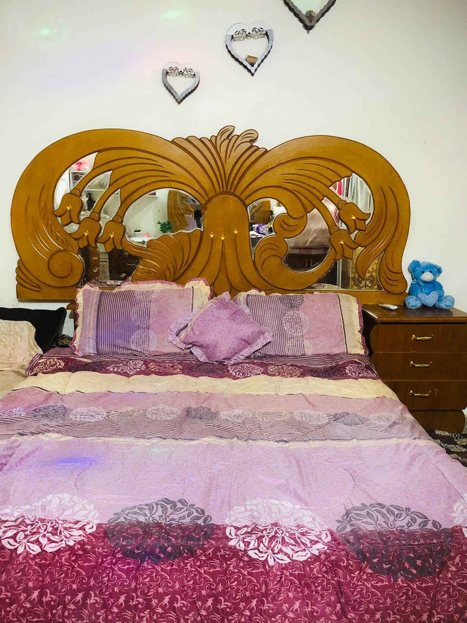 السلام عليكم غرفه اخشاب للبيع 
السعر 600 وبيها مجال ***********
