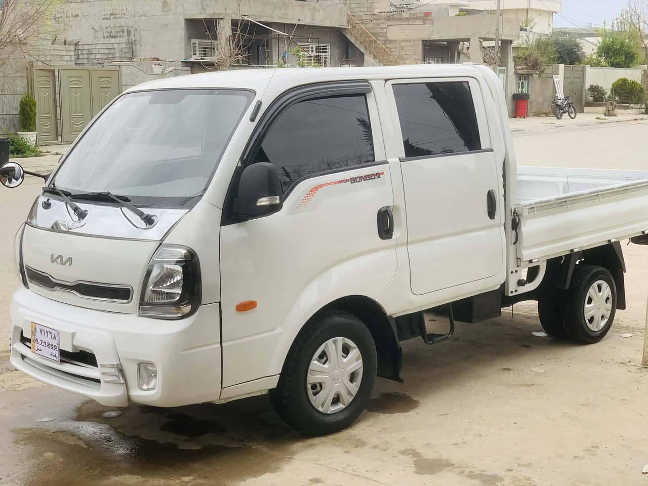 دوتەنی بڕاوە تۆماتیک  2013
سەیارەکە لۆک لۆکە سفرە  ڕزاوی هیج هیج نیە 
شەش تایە سفر  
نابودی تیایە  
ئاوینەکارەبا جام کارە ئاونە هیتەر  
تەبریت مەزبوتە جرکەی تیانیە  
بریکی بەسراوە   
دەبڵ سەلەیە 
مکینە ڕەشی  3000سۆپەر  
 گیڕ مەکینە بەشەرتی  سەد فیتەر   
 ژیری  سفرە سەیارەکە سەقفی وەک شوشەیە  
شوین سید سادق  ***********  ***********
