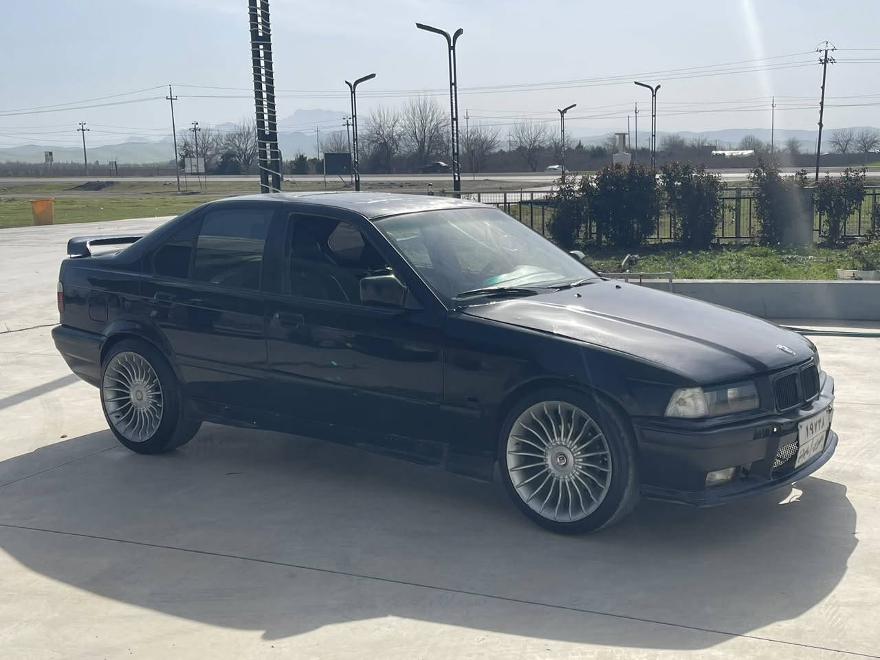 لەسەر ئیزمی ئەدمین
E36 325 بیلاد 
٤ جام كارەبا 
تایەو ویل ئەڵپینا ٢ سایز 
مۆدێل ١٩٩١ 
ڕەقەم سلێمانی تەحویلوو غرامەو بەناو كردن بەشەرت 
گێڕوو مەكینە بەشەرت 
كامل كارەبای مەزبوت 
سەیارەیەكی خۆشوو بێكێشەیە 
 سعری ٣٤ مەجالێكی كەم 
كۆڕینەوەش ئەكەم لەسەر دڵ گرت  
***********
