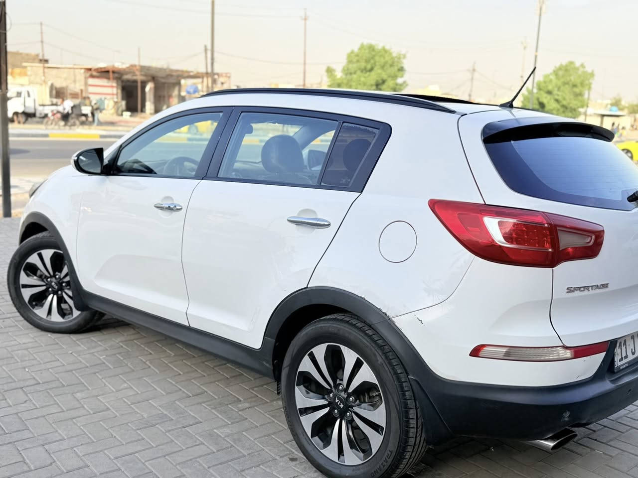 السلام عليكم #جوه_السوك 120 ورقه
كيا سبورتج 2012 فول مواصفات وارد امريكي مكينه GDI 2000 بيها جاملغ امامي صبغ وشبر بل باب السائق فقط
بصمه - بنوراما على طول قماره - كشن سائق كهربائي- كشنات جلد اسود-  أشاره بل مري - مري كهربائي - حساسات امامي او خلفي - كامره بلاديه - تبريد بيانو - ٣ نظام قيادة 
كير او محرك خير من الله تبريد ثلج صدر نص عمر مكينه مفتوحه  رقم جديد سنويه جديده هزه جديده مكاني بغداد البلديات ***********
