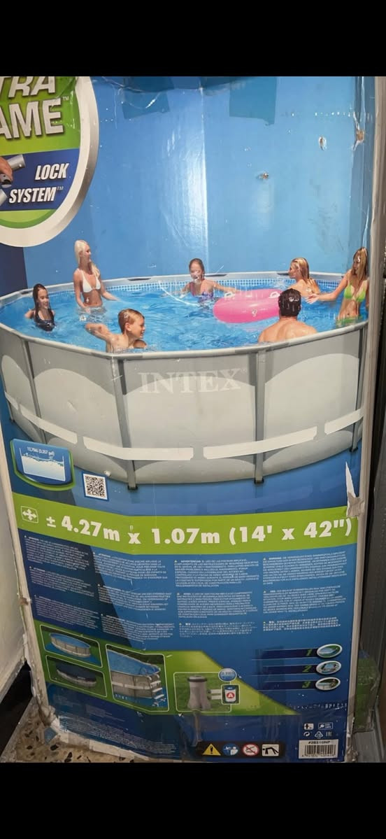 للبيع مسبح Intex عائلي (الأصلي) - استمتع بالصيف في بيتك! 🌊
مميزات المسبح:

 ١-المساحة: حجم عائلي كبير (4.27 متر قطر × 1.07 متر عمق)، 

 

٢-كامل التجهيزات: يأتي مع مضخة الفلتر الأصلية (موديل 638R)، سلم الأمان بـ 4 درجات، وكتيبات التعليمات مع القرص التعليمي للتركيب.

 حالة العرض: تم استخدامه بعناية وهو بحالة ممتازة ومستعمل قليل جدا 

التفاصيل:

 السعر: [٢٠٠] (قابل للتفاوض بالمعقول).

 الموقع: [بغداد الغزاليه ].

 للتواصل والاستفسار: ‭***********‬)
