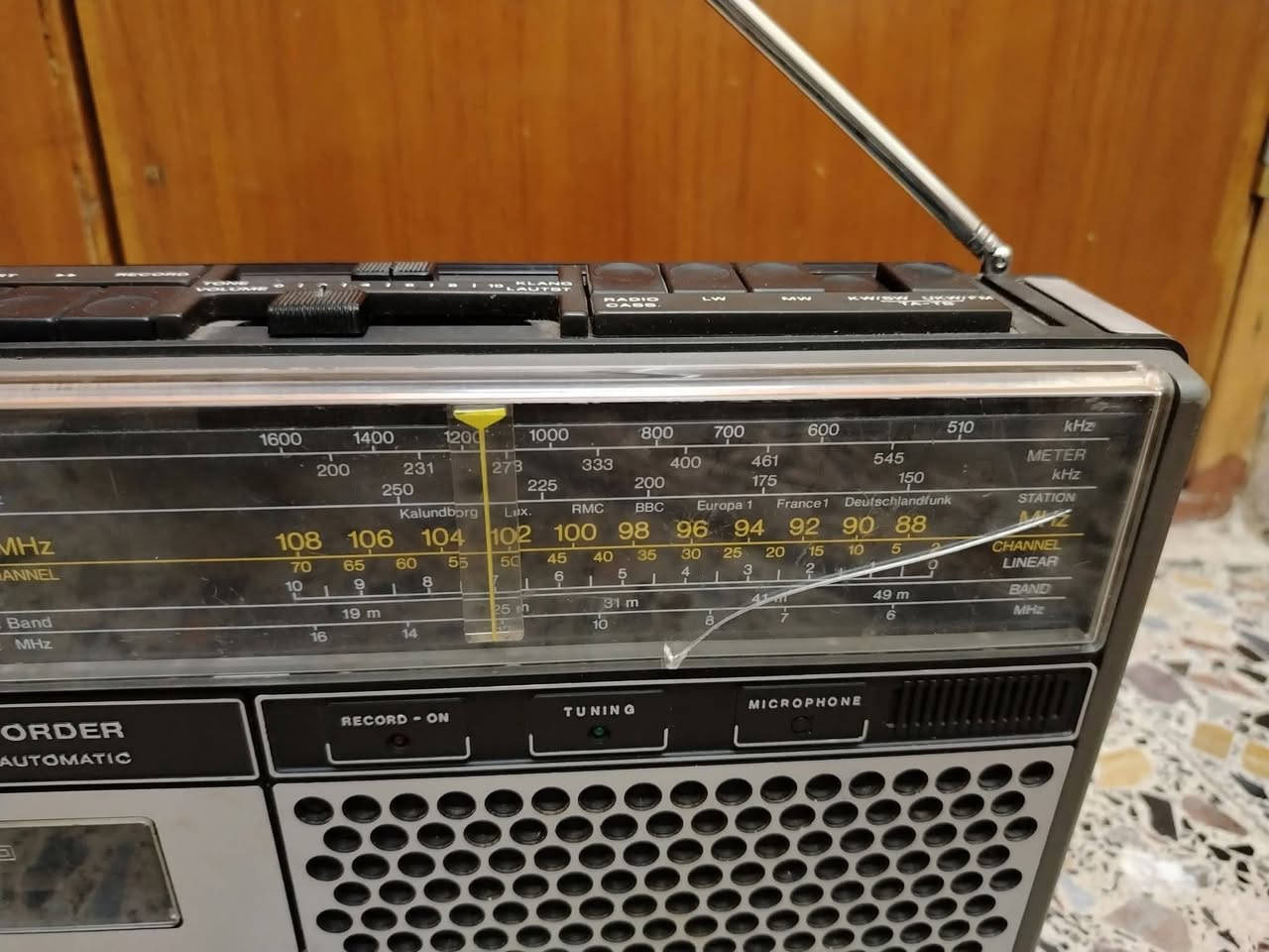 السلام عليكم ورحمة الله وبركاته
اخوتي الطيبين ،
متوفر راديو مسجل الماني الصنع ماركة Itt RC2500 غني عن التعريف لان شركة معروفه للجميع بتميزها وجودة صناعتها 
يحتوي على اربع موجات Fm mw sw Lw
الراديو شغال وسحب قوي جدا بس المسجل بي خلل يمكن يحتاج قايش اوترتيب ، وزن الجهاز ثقيل ، الجهاز نظيف جدا ، السعر  ٧٠  ألف اي سؤال مراسلة الخاص رجاء عنواني النجف الاشرف وتحياتي للجميع


**إذا كنت صاحب هذا الإعلان وتريد حذفه لأي سبب، رجاءا أرسل رسالة إلى الدعم الفني**