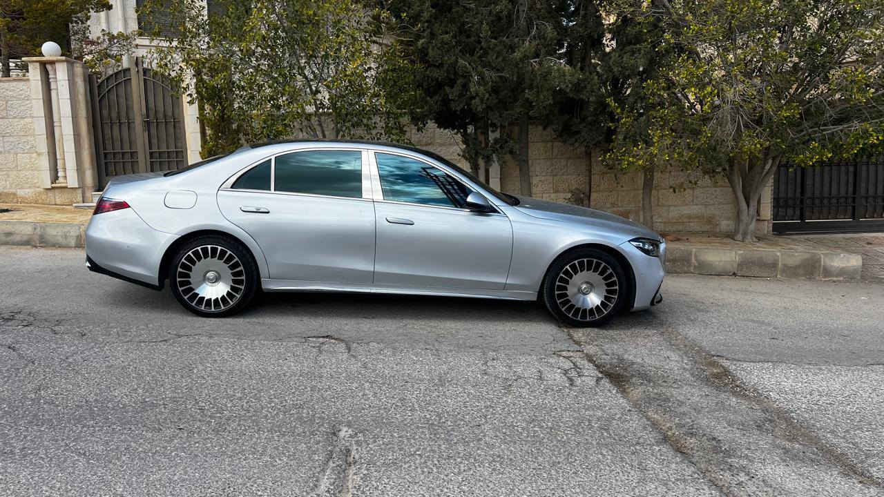 للبيع مرسيدس بنز ‏فئة S ‏ محدثة AMG 2025
‏المواصفات ￼

 بنزين وليس هايبرد بحالة الوكالة فحص كامل فل كامل غرفة بحالة الوكالة سقف بنورما غرف جلد طبيعي مدفأة ومبرد مع ذاكرة كراسي تحكم امامي خلفي كراسي مساج شاشات خلفية وإنارة ليلية ومساعدة على الاصطفاف وكميرا خلفية و حساسات امامي خليفي التنبيه من الاصطدام صندوق خلفي كهربائي أبواب شفط كاوشوك جديد صيانة كاملة لسيارة أضوية ليد و زينون جنط20 

مرخصة سنة كاملة 

🛑 قابل للبدل🛑

‏للاستفسار الرجاء التواصل على الرقم الهاتف 
٠٧٩٦٧١٥٨٨٧☎️￼


**إذا كنت صاحب هذا الإعلان وتريد حذفه لأي سبب، رجاءا أرسل رسالة إلى الدعم الفني**