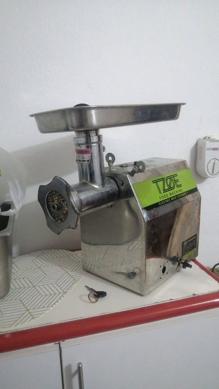 السلام عليكم غراض مطعم للبيع

1/الطباخ ٢عين تزكام مو تجاري ٥٠ الف
2/صندوك دلفري جديد ١٥
3/قاعدة تغليف هية والنايلون جديد ٢٥
4/ميز ستيل مال مطاعم طول ١٨٠ عرض ٧٠ ارتفاع ٧٥ سعرة ١١٠
5/مثرامة لحم قوية حجم ٢٢ سعرهة ٢٢٥
***********
