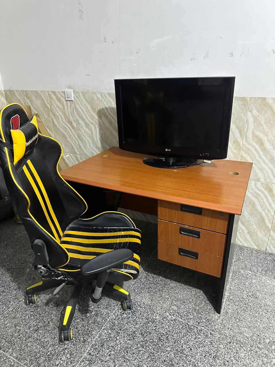 ميز و تلفزيون 42 بوصه و كرسي كلهم ب ٥٠ الف مكاني البلديات 
***********
