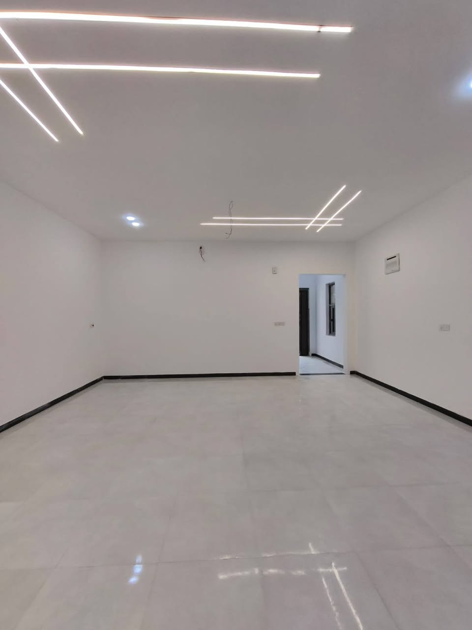 اسعد الله اوقاتكم بكل خير 🔷 
احبتي متوفر دار سكان البيع المساحه 200متر 
البيت 
طابقين البيت جديد وفارق وجاهز السكان طبعن البيت شقله كله 
1/1عنون البيت البصره ابو الخصيب ابو الجوزي 
البيت يحتوي علا 5قرف منام 
وصالتين 
ومطبخ 
وحيات داخلي وخارجي 🛑 
وكراج سياره 
ما شاء الله البيت تحفه 
نوع العقار طابو زراعي عراقي وكاله ونسخه من الطابو ◼️
سعر البيت ب225اوبي مجال 💸 
باقي الستفسار علا الرقم 
***********
***********
