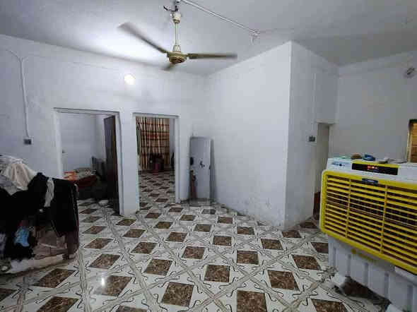 بيت البيع. كوت حي الحكيم شارع عطوف مساحه 200متر غرفتين وصاله ومطبخ وستقبال صحيات داخليه خارجيه مرقم من قسم البلديه. ماي كهرباه مجاري خارجيه بناه بلوك بتلو طابوك ستاره وبيتونه طابوك سقف صب بيت سعر 43 وبي مجال ستفسار ***********
