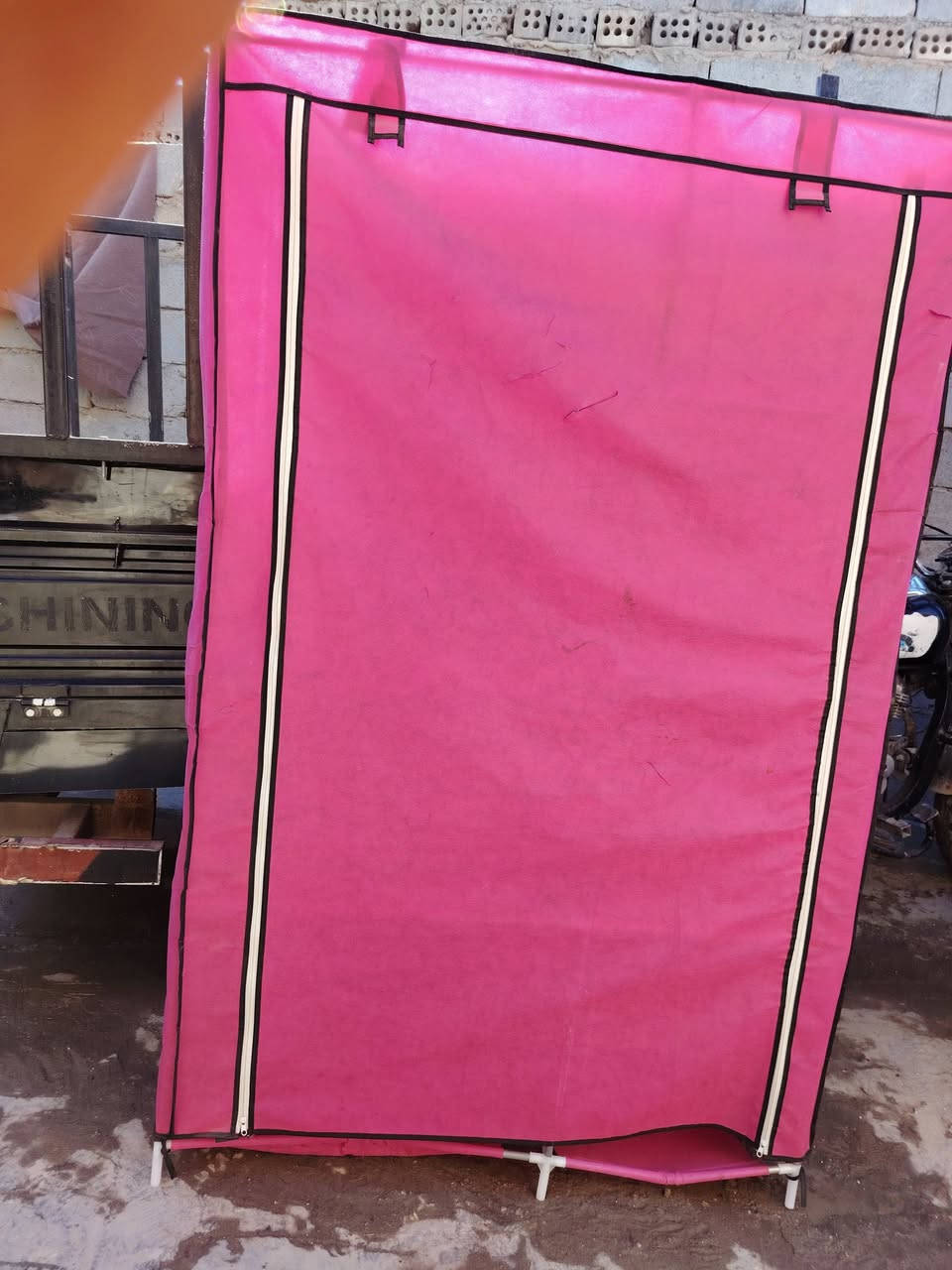 كنتورللبيع ارتفاع مترين بمتر يرهب للملابس وخفيق ومياخذ مكان عنوانه كربلاء حي الغدير *********** سعره25وبيه مجال
