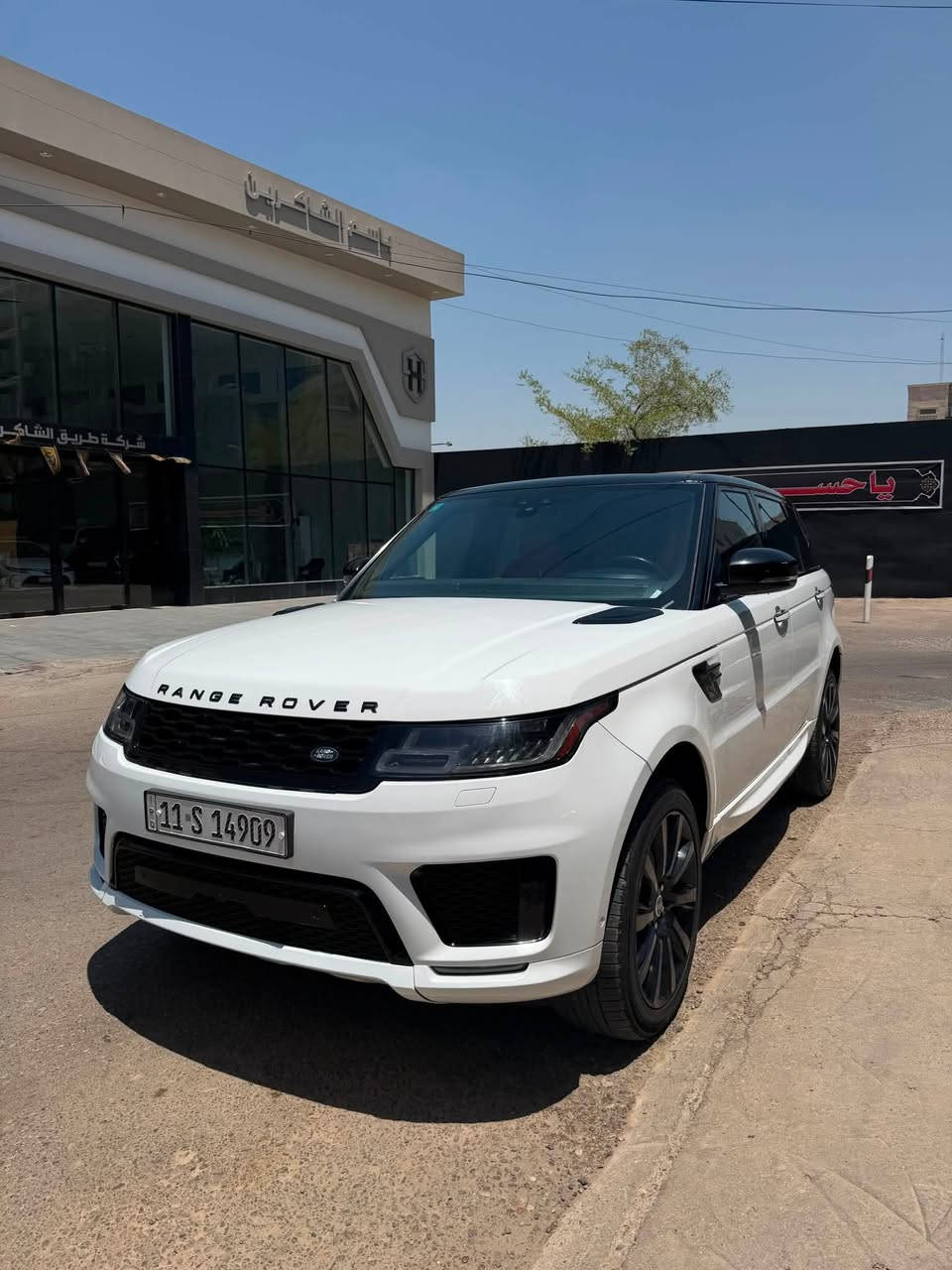 🚘 للبيع | رانج روفر سبورت HSE موديل 2021
للبيع رانج روفر سبورت HSE موديل 2021، محرك 6 سلندر استيراد أمريكي، لون أبيض، ممشى 104,000 كم، بحالة جيدة وجاهزة للاستخدام.

المواصفات:
✅ موديل 2021
✅ فئة HSE
✅ محرك 6 سلندر تيربو
✅ ناقل حركة أوتوماتيك 8 سرعات
✅ نظام دفع رباعي دائم (4WD)
✅ نظام تعليق هوائي قابل لتعديل الارتفاع
✅ فتحة سقف بانوراما
✅ تشغيل بصمة ودخول ذكي (Keyless Entry)
✅ تشغيل بزر (Start/Stop)
✅ شاشة عدادات رقمية
✅ شاشة معلومات وترفيه تعمل باللمس
✅ كاميرا خلفية مع حساسات أمامية وخلفية
✅ مثبت سرعة
✅ مقاعد جلد كهربائية مع ذاكرة حفظ
✅ تكييف أوتوماتيك متعدد المناطق
✅ إنارة LED أمامية وخلفية
✅ جنوط ألمنيوم أصلية
✅ Apple CarPlay وAndroid Auto
✅ نظام Terrain Response لاختيار أنماط القيادة
✅ ثلاجة داخلية (Cool Box)

ملاحظات السيارة:

* استيراد أمريكي.
* باب السائق الخلفي تبديل (سرقة).
* البابان جهة اليمين صبغ وسمكرة.
* السيارة تُفحص بأي مركز فحص يختاره المشتري، ولا يوجد أي مانع من الفحص.

💰 السعر: (350) دولار 

📍 العنوان: بغداد – شارع فلسطين

📞 للتواصل: ***********
