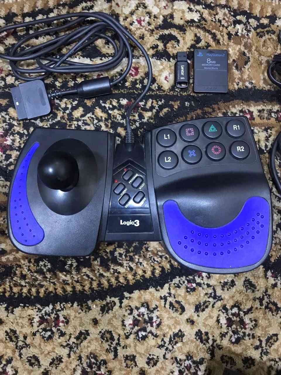 للبيع … الأندر في عالم playstation 2 الأصدار الأول نسخة المطورين TEST موديل DTL-H 10000 ياباني أصلي نظيف جداً + شاشة مونيتور إحترافي panasonic صناعة يابانية حجم 17 + جوستك إحترافي + جوستك وايرلس + عصا تحكم + قاعدة بلي + ميموري أصلي + فلاش + كيل AV أصلي + كيبل كهرباء


**إذا كنت صاحب هذا الإعلان وتريد حذفه لأي سبب، رجاءا أرسل رسالة إلى الدعم الفني**