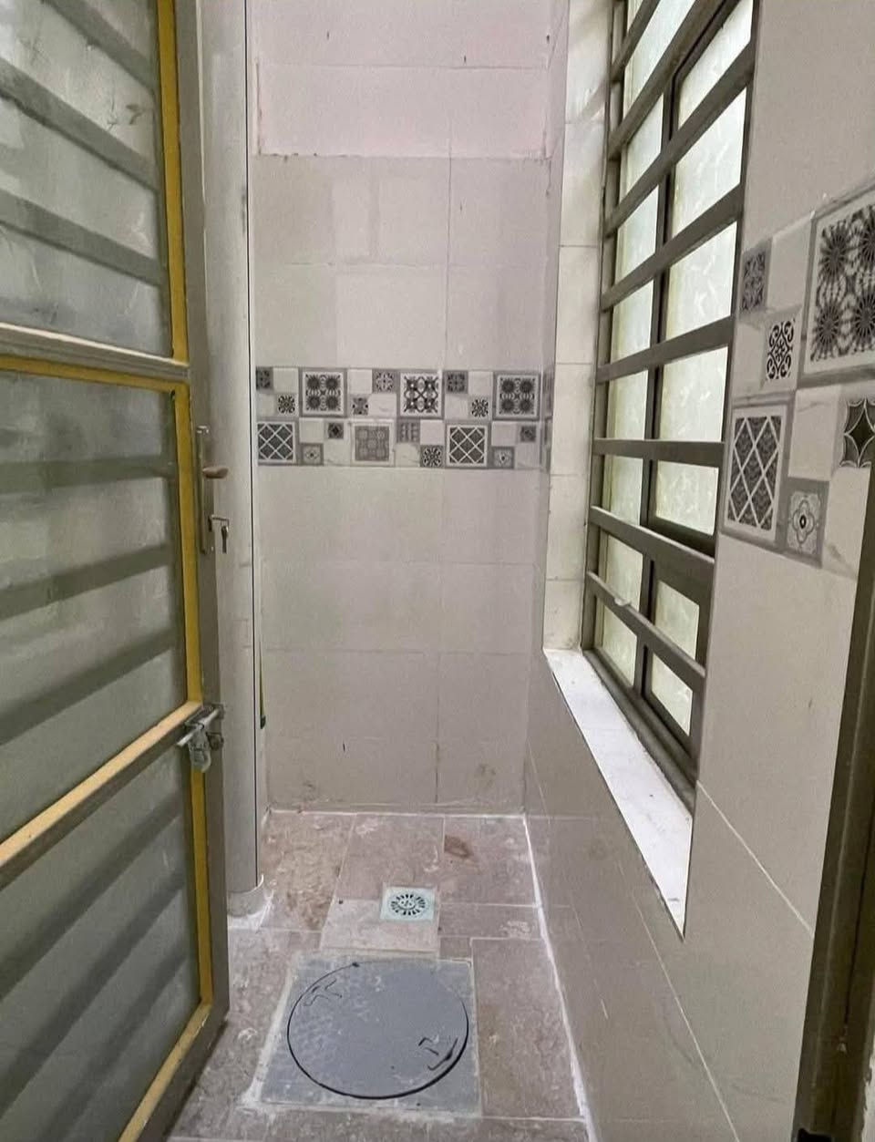 الدار للبيع مساحته 70م الواجهة 3ونص×20 يتكون البيت 3 غرف الفوق مع الجوه مع خدمات فوق و الجوه-  طابو صرف ملك 
الموقع بغداد الشعب  وره مطعم محمد الكردي قرب موكب ابو حيدر 

غير  متواجد على الفيس فقط الواتساب :***********

السعر :168مليون
