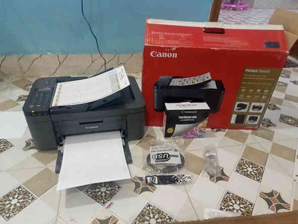 طابعه كانون canon للبيع جديده. بس جهزناها للطباعه مواصفاته
1 طباعه ملون وعادي 
2 تطبع وجهين تلقاىي
3 تطبع صور وستيكرات 
ملازم 
4 تربط واي فاي يعني تطبع من موبايلك.مباشر. صور فايلات. اي شي 
 او عله جهاز الحاسوب 
5 حبرها رخيص ب10الف تطبع بيه 5000نسخه وقتصاديه بالحبر.      طابعه جدا خدميه 
  مكانه رميثه.السعر 135للتصال ***********
