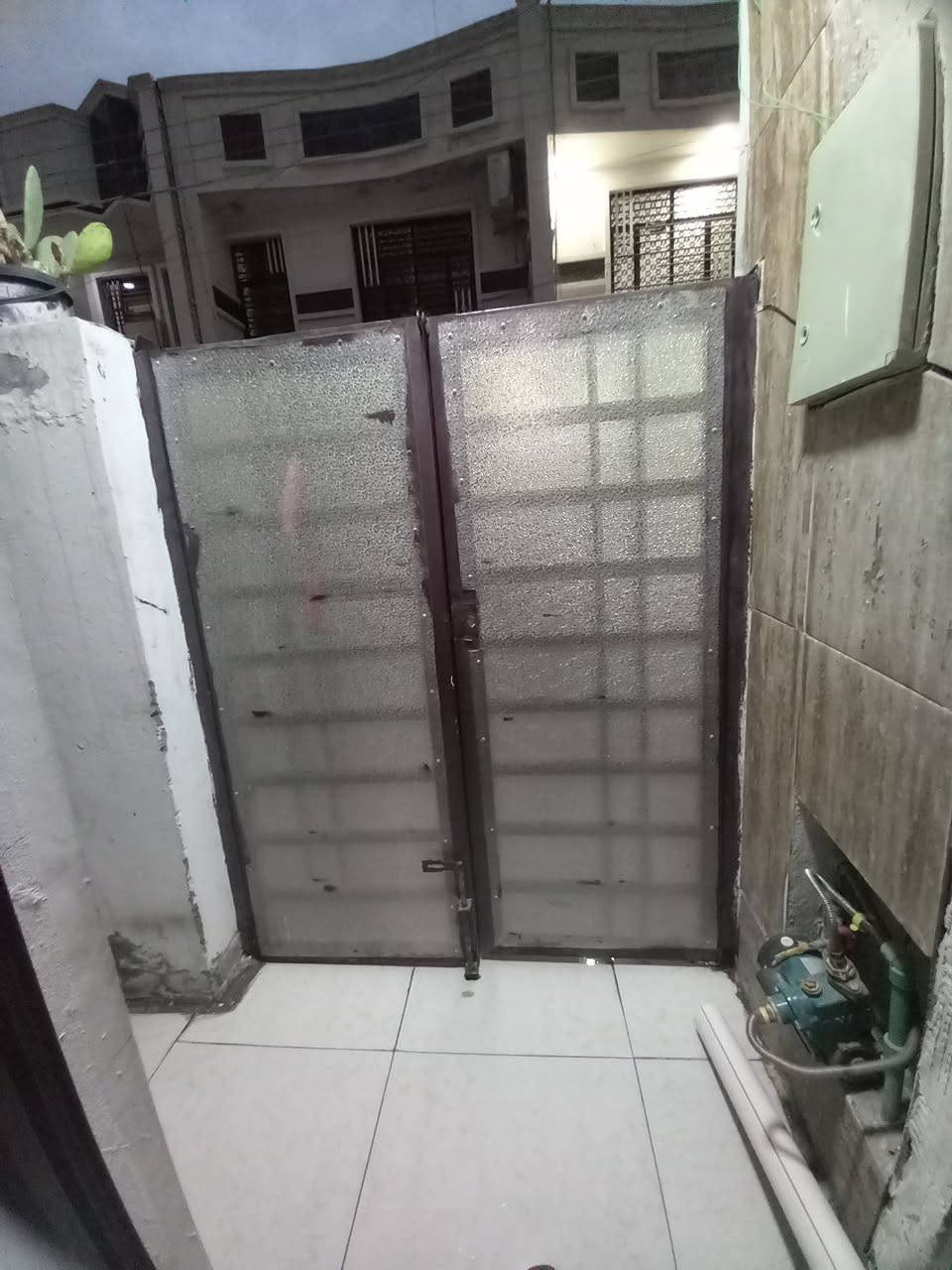 باب حديد اخو لجديد اي ضرر مابي فقط كيلون يرادله مابي 
طول متر و٨٠ ولعرض متر و٥٠ 
مكان البنوك بلا جرجوبه 
سعر مناسب حيل


**إذا كنت صاحب هذا الإعلان وتريد حذفه لأي سبب، رجاءا أرسل رسالة إلى الدعم الفني**