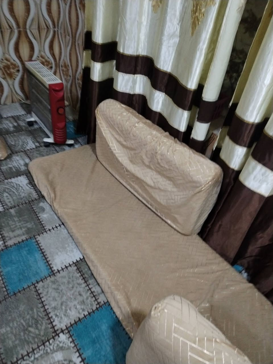 كعدة عربية للبيع وياهن تلبيسة لارضيات 5 الطول مترتين   االتجيات العضهر 9 زواية 2 التكيات عدد 6 السعر 200 وبيهن مجال العنوان البصرة دور المحاربين الرقم ***********
